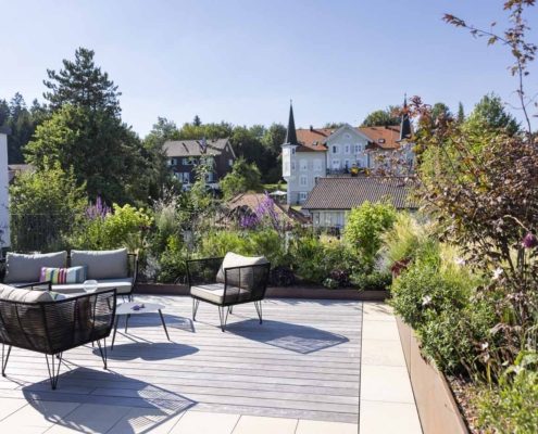Dachgarten in Lindenberg im Allgäu Dachgarten in Lindenberg im Allgäu mit Holzterrasse, modernen Gartenmöbeln und naturnaher Bepflanzung.