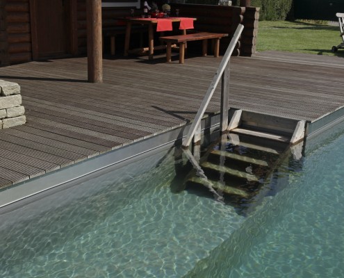 Pool-Holzterrasse