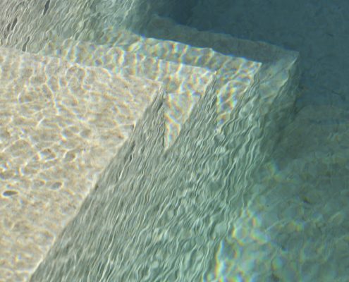 Bio-Minipool mit kristallklarem Wasser