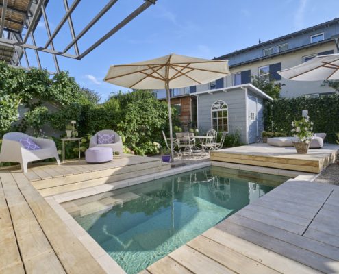 Bio-Minipool und Holzterrasse